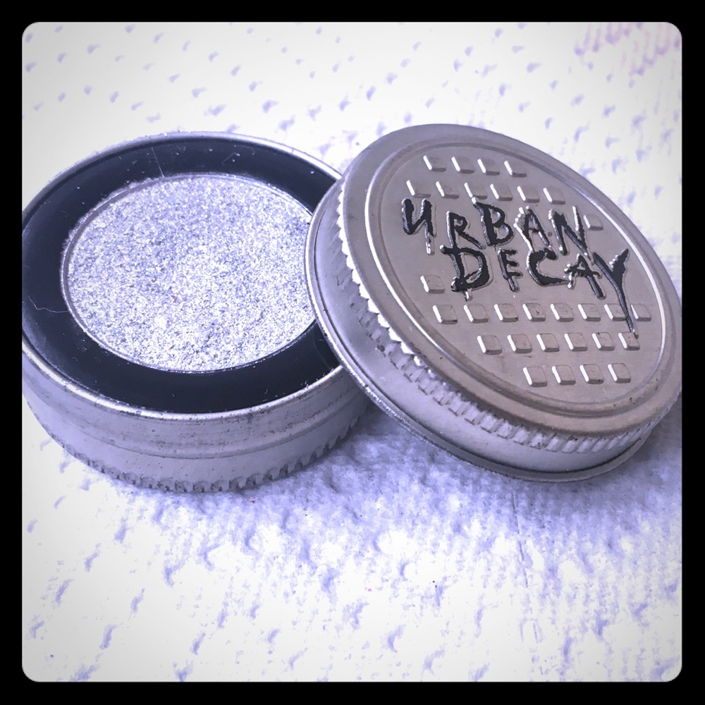 💙Urban Decay eyeshadow in Ozzy—glittery silver!💙